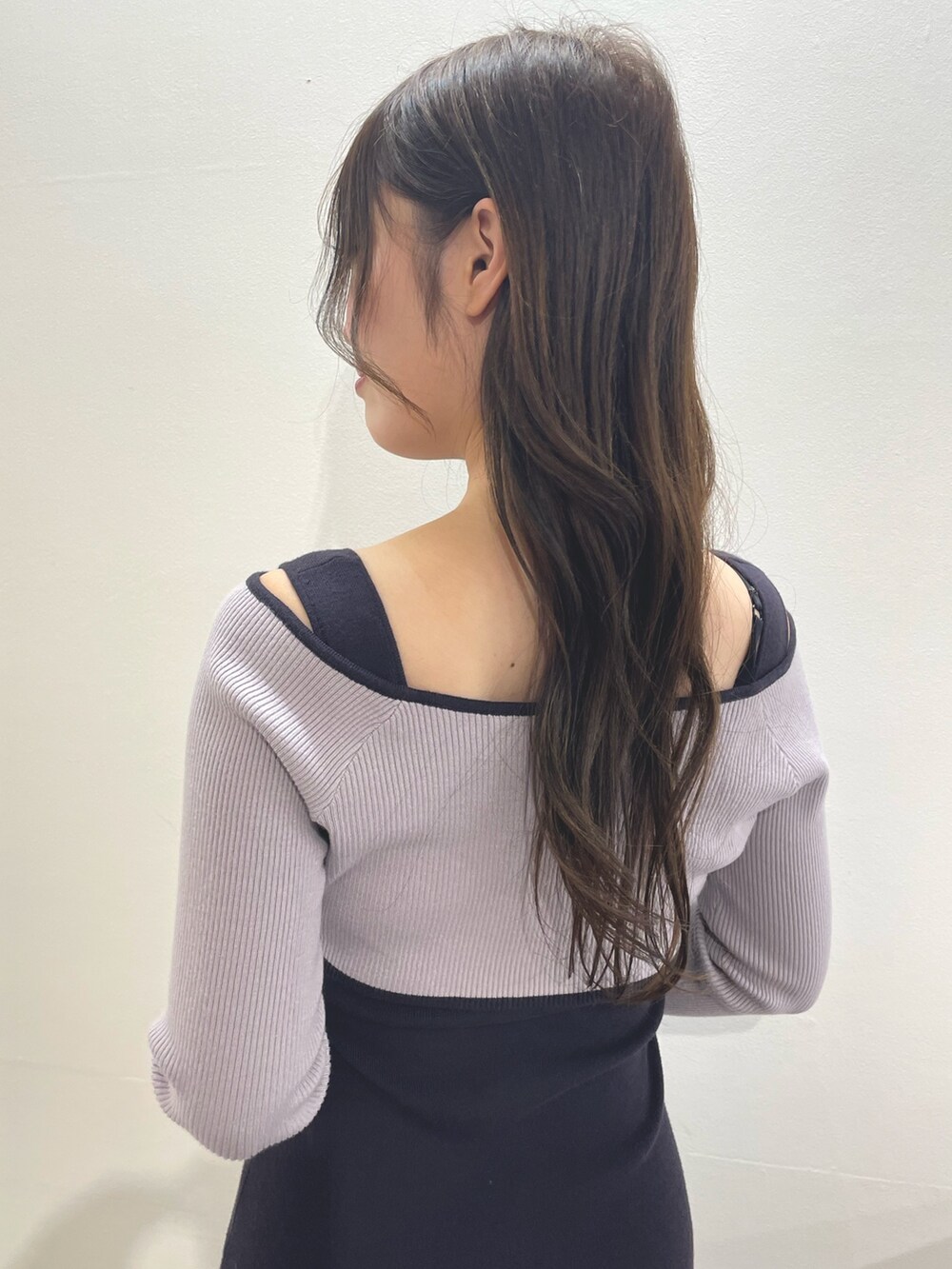 グレー系のワンピース、ブラック系のブーツを着用したレディースの秋コーディネートの6枚目の写真