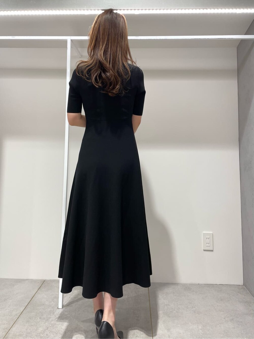 ブラック系のワンピース、ブラック系のカーディガン/ボレロを着用したレディースの春コーディネートの7枚目の写真