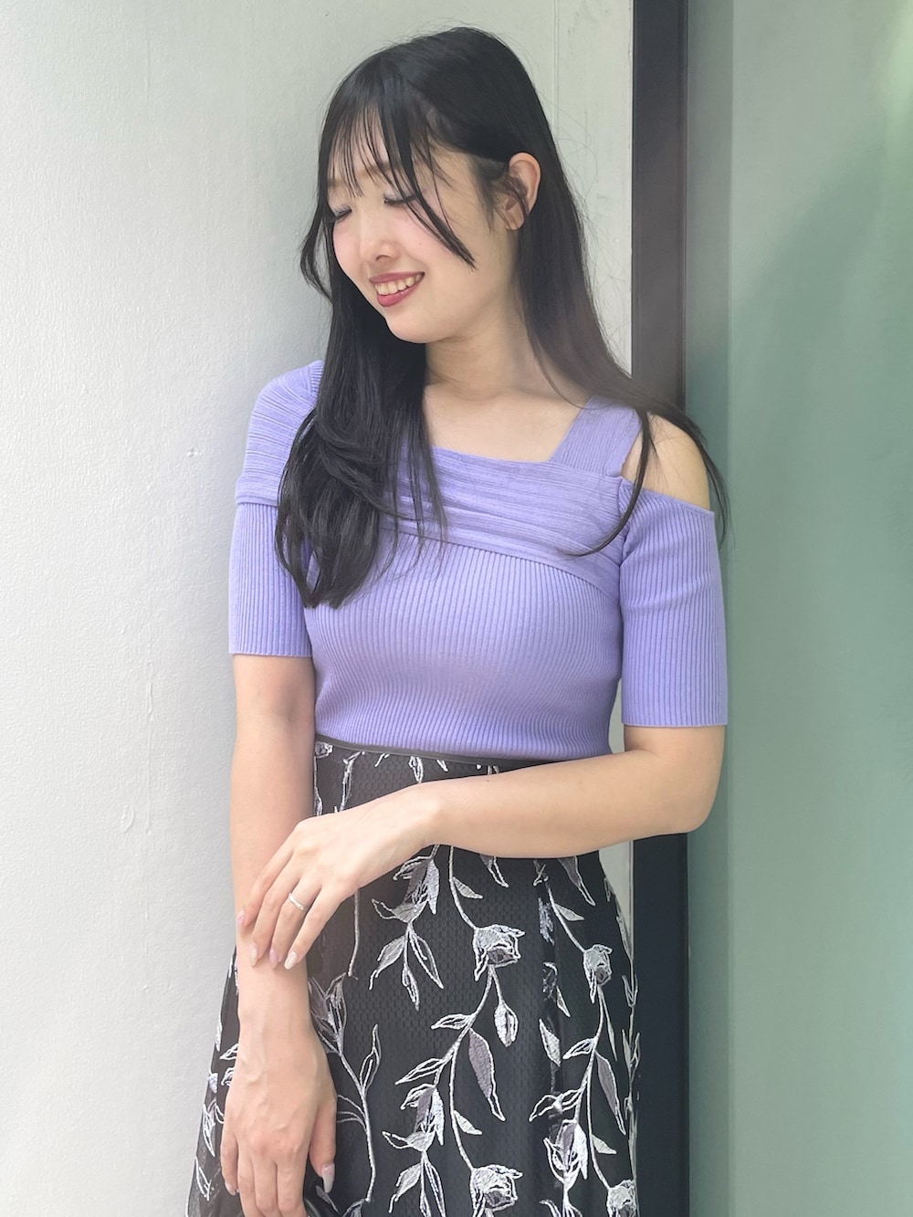 グレー系のスカート、パープル系のニット/セーター、ブラック系のサンダルを着用したレディースの夏コーディネートの5枚目の写真