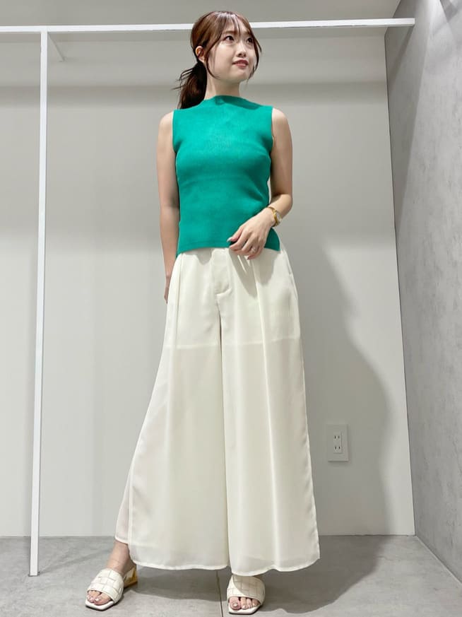 ホワイト系のシャツ/ブラウス、ホワイト系のその他パンツ、ホワイト系のサンダルを着用したレディースの夏コーディネートの6枚目の写真