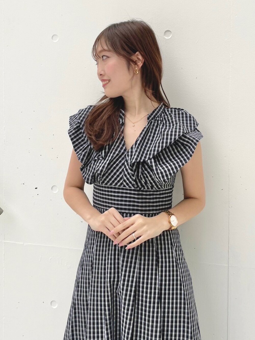 ブラック系のサンダル、その他のワンピースを着用したレディースの春コーディネートの5枚目の写真