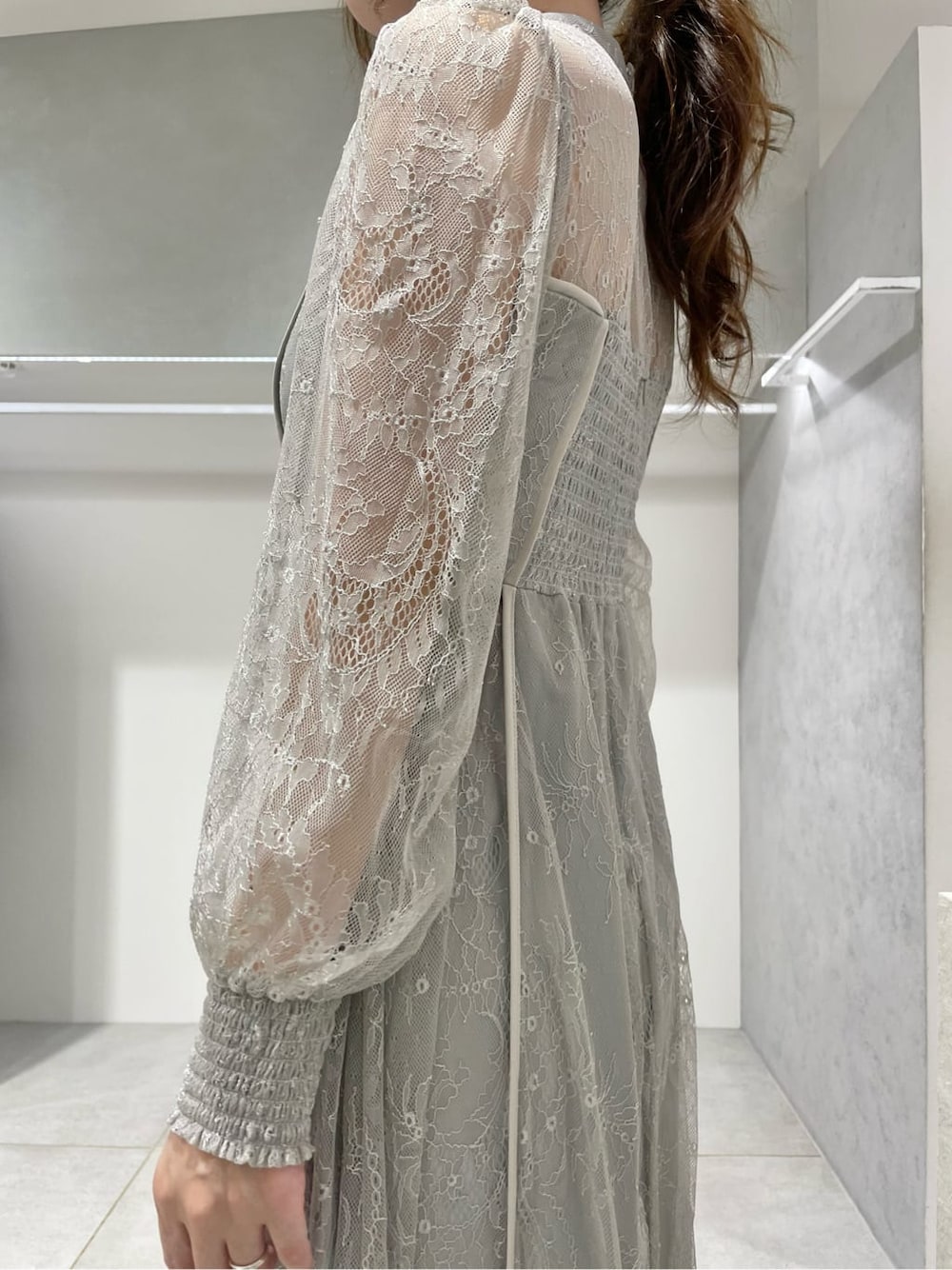 ブラック系のパンプス、グリーン系のドレス、グリーン系のドレスを着用したレディースの秋コーディネートの5枚目の写真