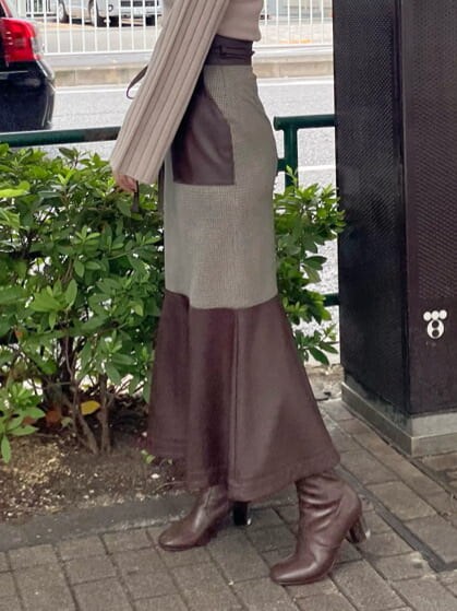 ブラウン系のブーツ、その他のスカート、ベージュ系のニット/セーターを着用したレディースの秋コーディネートの9枚目の写真