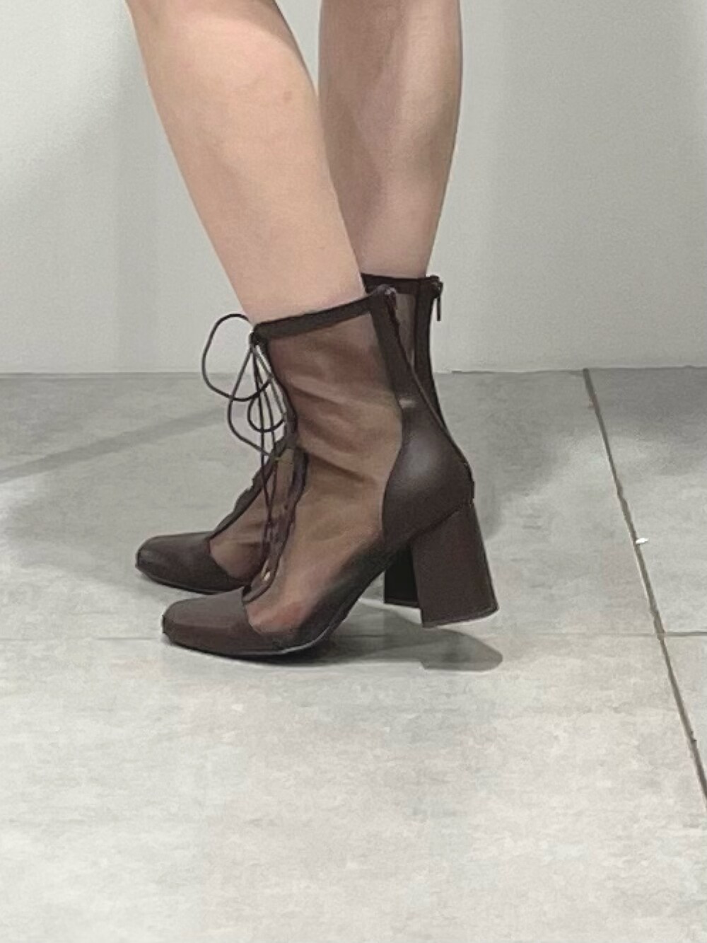 ブラウン系のニット/セーター、ホワイト系のワンピース、ブラウン系のハンドバッグを着用したレディースの夏コーディネートの7枚目の写真