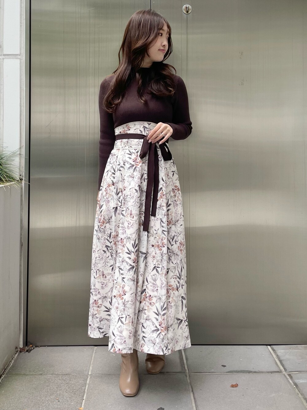 ブラウン系のワンピース、ブラウン系のブーツを着用したレディースの秋コーディネートの2枚目の写真