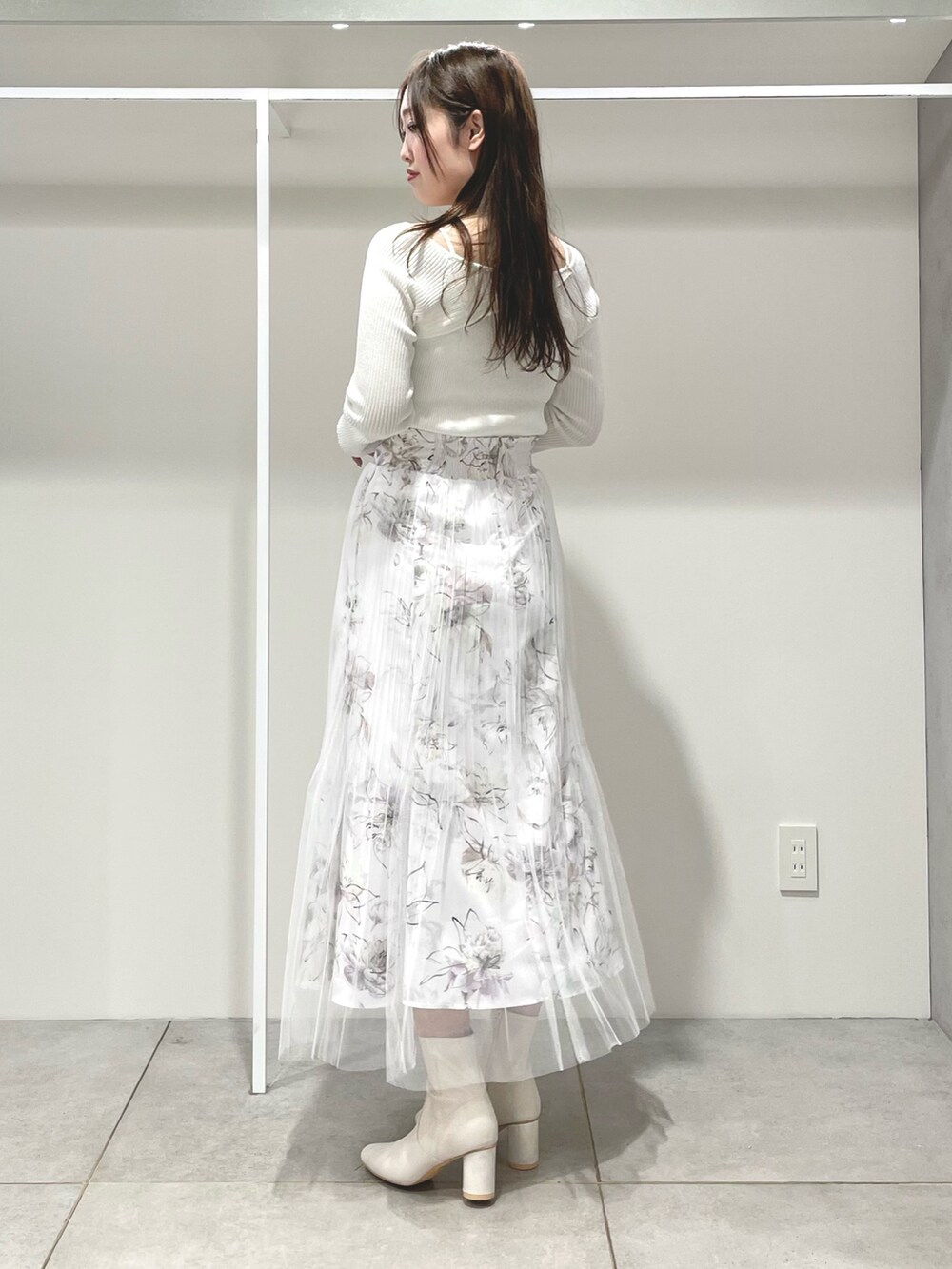 パープル系のトレンチコート、ホワイト系のニット/セーター、ピンク系のスカートを着用したレディースの春コーディネートの5枚目の写真