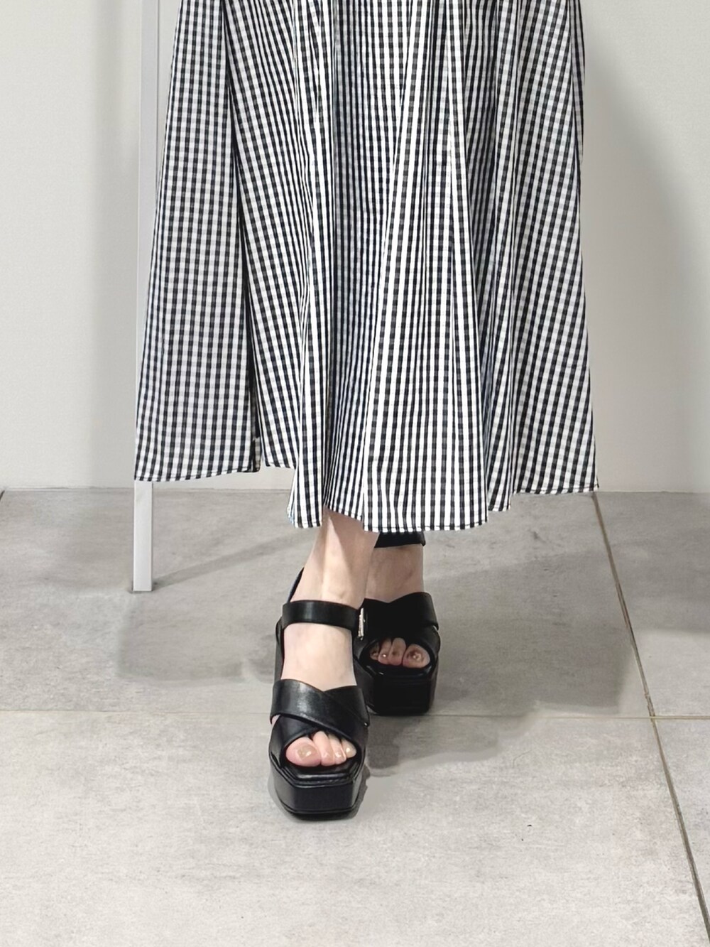 その他のスカート、ブラック系のサンダル、シルバー系のハンドバッグを着用したレディースの春コーディネートの7枚目の写真