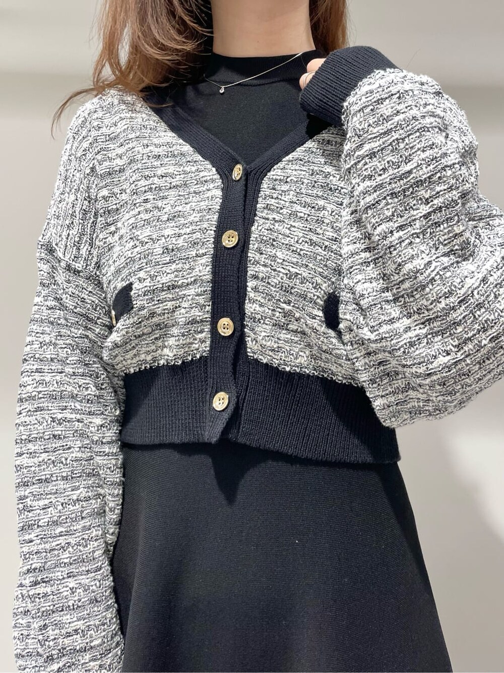 ブラック系のワンピース、ブラック系のカーディガン/ボレロを着用したレディースの春コーディネートの4枚目の写真