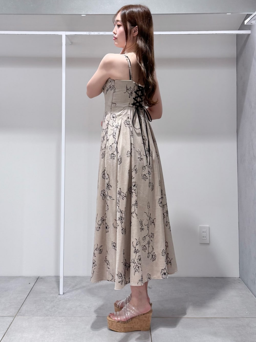 ベージュ系のワンピース、その他のサンダルを着用したレディースの夏コーディネートの3枚目の写真