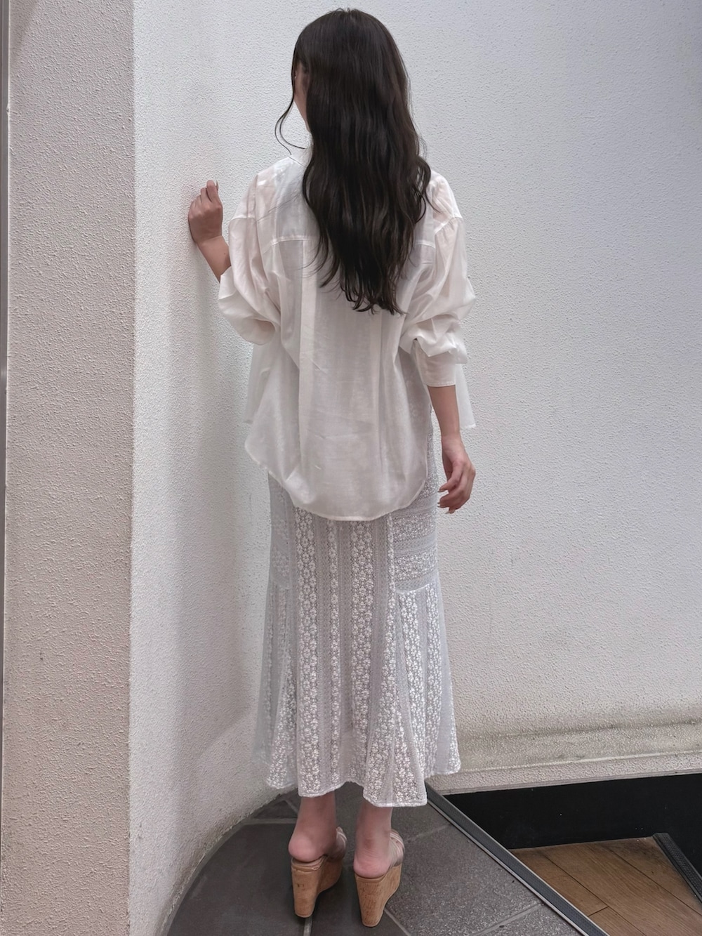 ホワイト系のシャツ/ブラウス、ブルー系のワンピース、その他のサンダルを着用したレディースの夏コーディネートの3枚目の写真