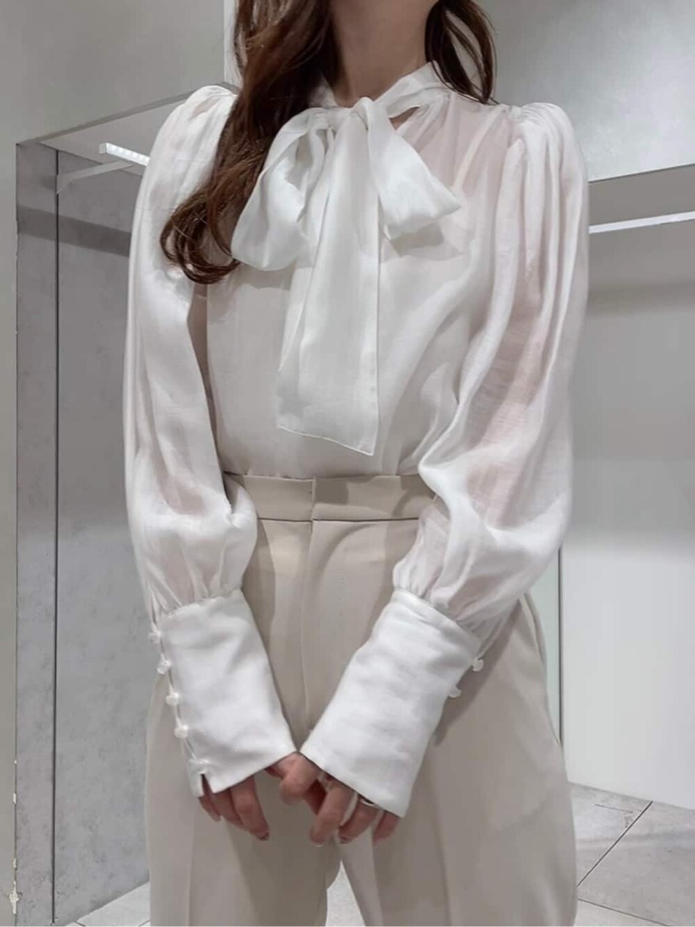 ブラック系のパンプス、ホワイト系のシャツ/ブラウス、ベージュ系のその他パンツを着用したレディースの秋コーディネートの7枚目の写真