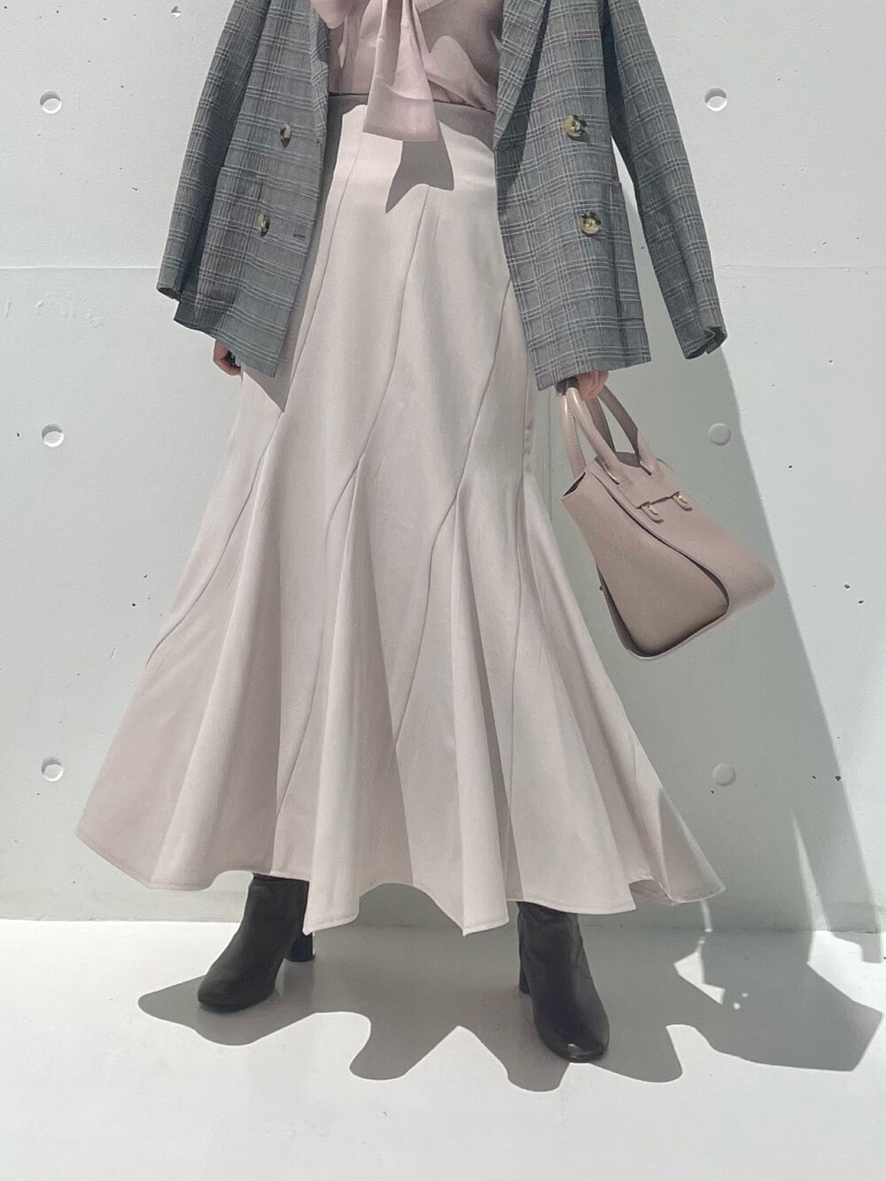グレー系のテーラードジャケット、ベージュ系のシャツ/ブラウス、ベージュ系のスカートを着用したレディースの秋コーディネートの4枚目の写真