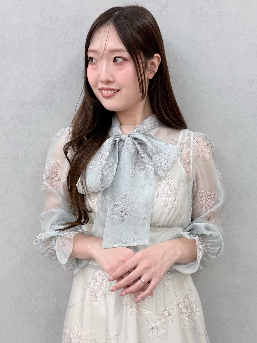 グリーン系のワンピース、ベージュ系のブーツを着用したレディースの冬コーディネートの4枚目の写真