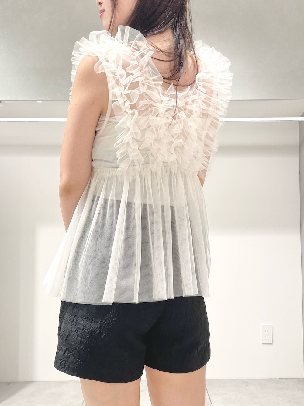 ブラック系のサンダル、ブラック系のショルダーバッグ、ホワイト系のシャツ/ブラウスを着用したレディースの夏コーディネートの5枚目の写真