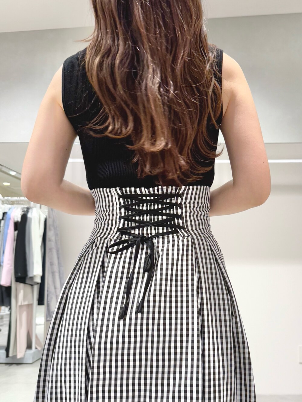 その他のスカート、ブラック系のサンダル、シルバー系のハンドバッグを着用したレディースの春コーディネートの6枚目の写真