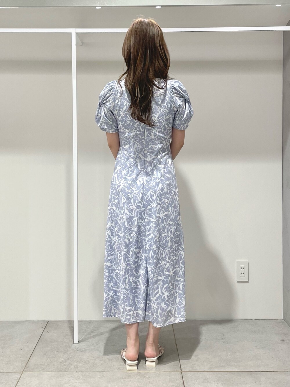 ブルー系のワンピース、ホワイト系のサンダルを着用したレディースの春コーディネートの3枚目の写真