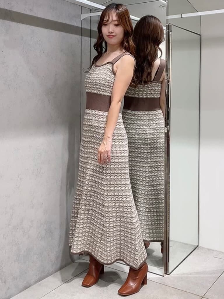 ブラウン系のブーツ、ベージュ系のジャンパースカート、ベージュ系のカーディガン/ボレロを着用したレディースの秋コーディネートの7枚目の写真