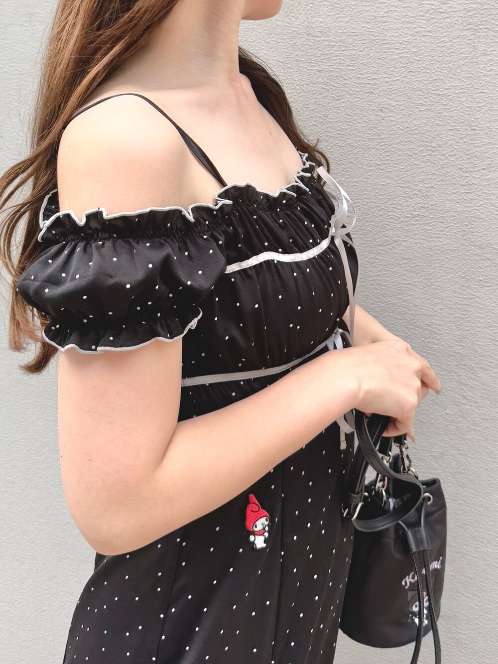 ブラック系のワンピース、ブラック系のショルダーバッグ、ホワイト系のサンダルを着用したレディースの春コーディネートの7枚目の写真