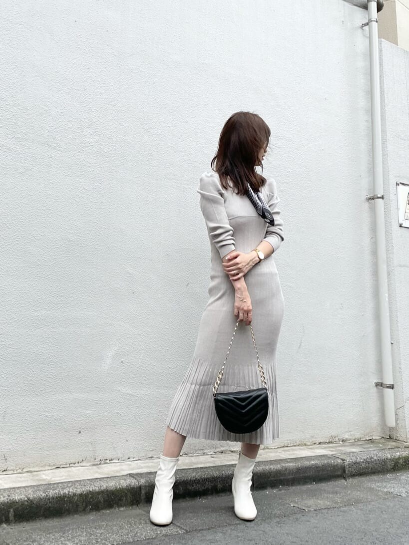 ホワイト系のその他シューズ、ブラック系のハンドバッグ、ベージュ系のワンピースを着用したレディースの秋コーディネートの2枚目の写真