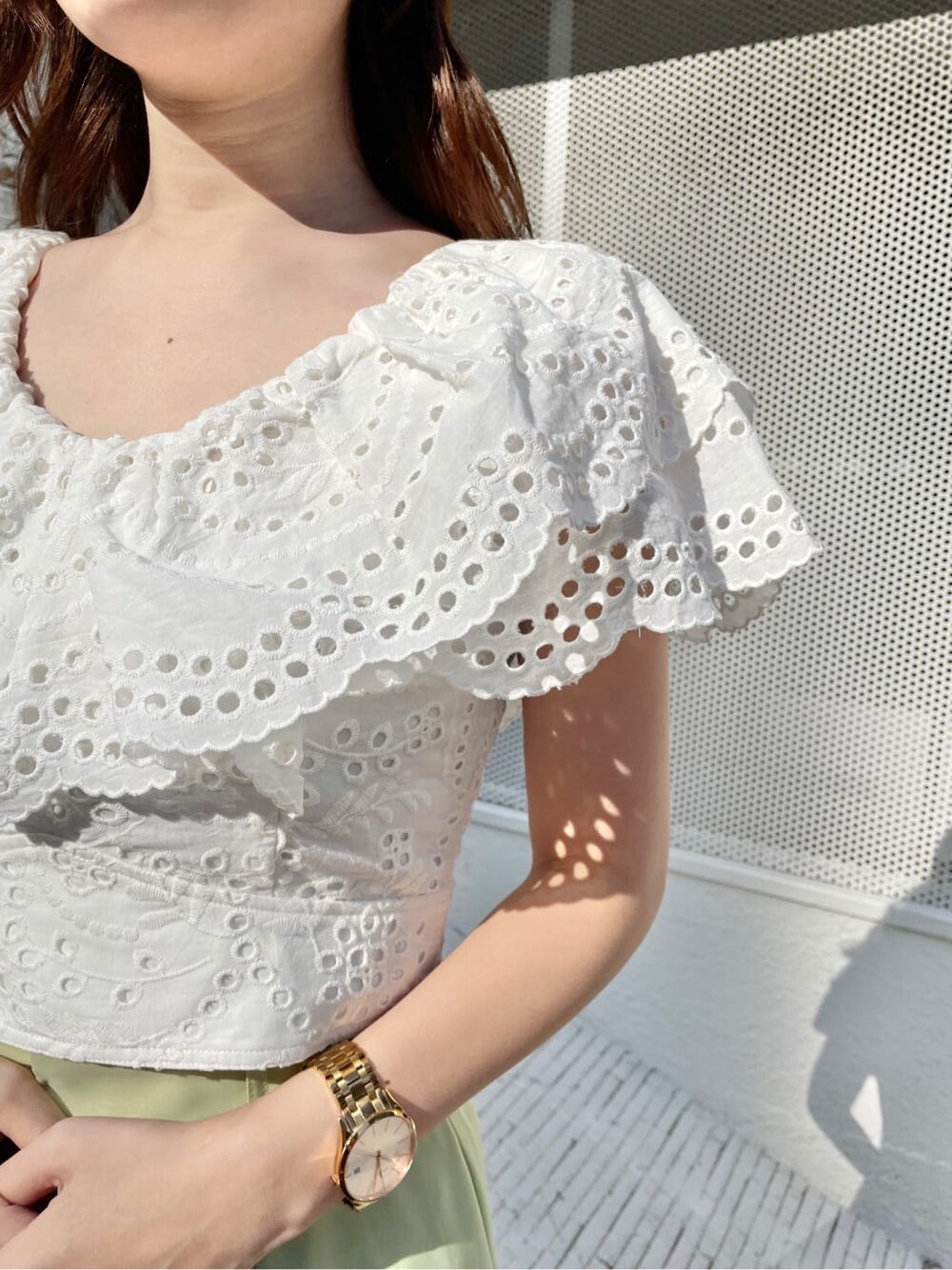 ホワイト系のシャツ/ブラウス、グリーン系のその他パンツ、その他のサンダルを着用したレディースの冬コーディネートの6枚目の写真