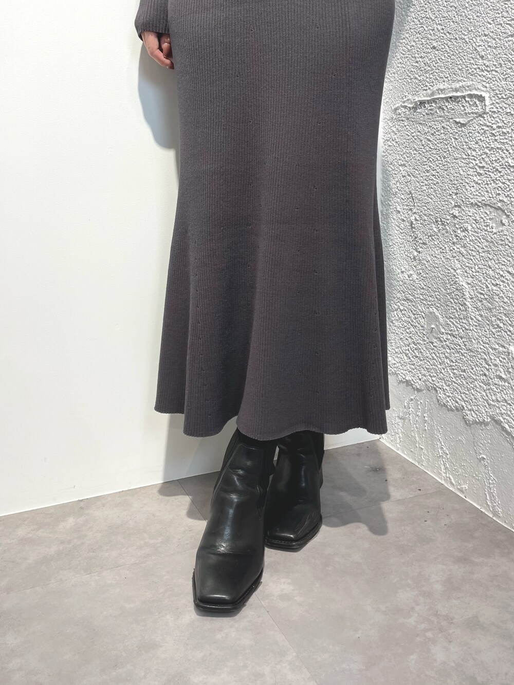 グレー系のワンピース、ブラック系のブーツを着用したレディースの冬コーディネートの8枚目の写真