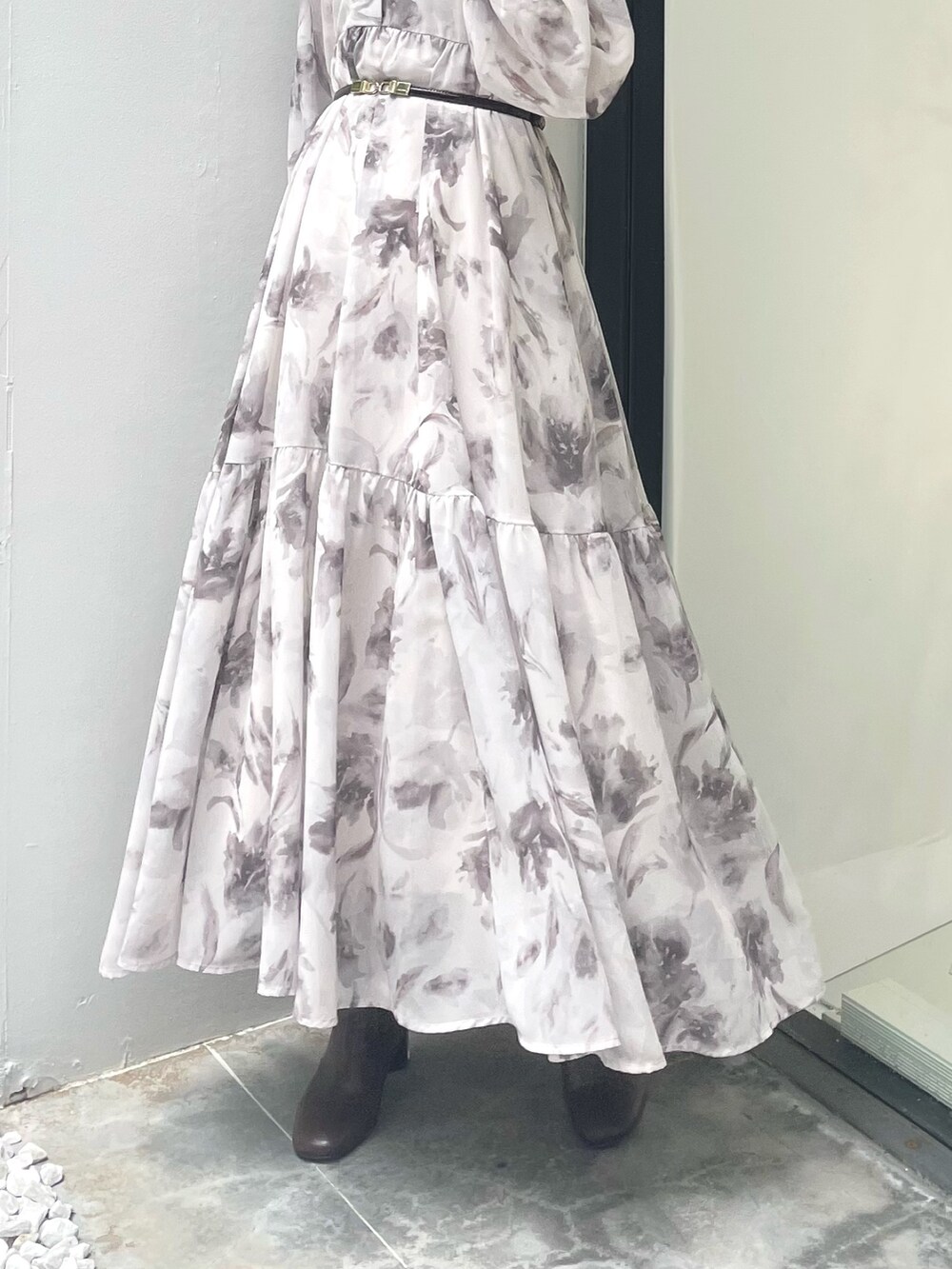 ホワイト系のハンドバッグ、ブラウン系のブーツ、グレー系のその他アウターを着用したレディースの夏コーディネートの10枚目の写真