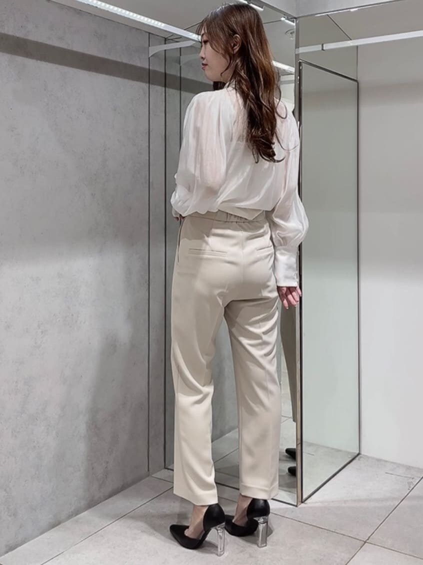 ブラック系のパンプス、ホワイト系のシャツ/ブラウス、ベージュ系のその他パンツを着用したレディースの秋コーディネートの6枚目の写真