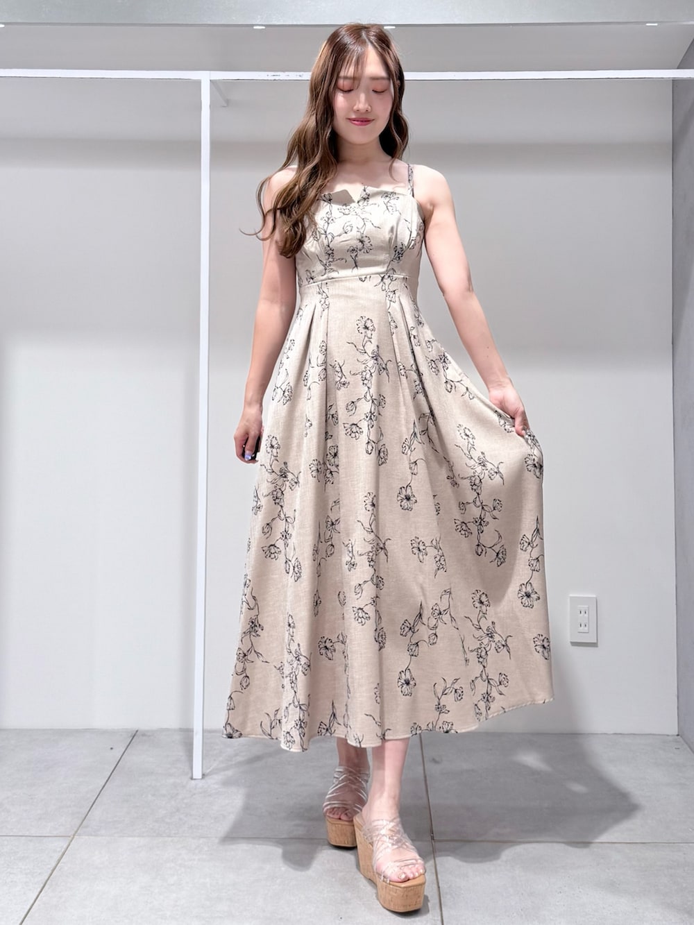 ベージュ系のワンピース、その他のサンダルを着用したレディースの夏コーディネートの2枚目の写真