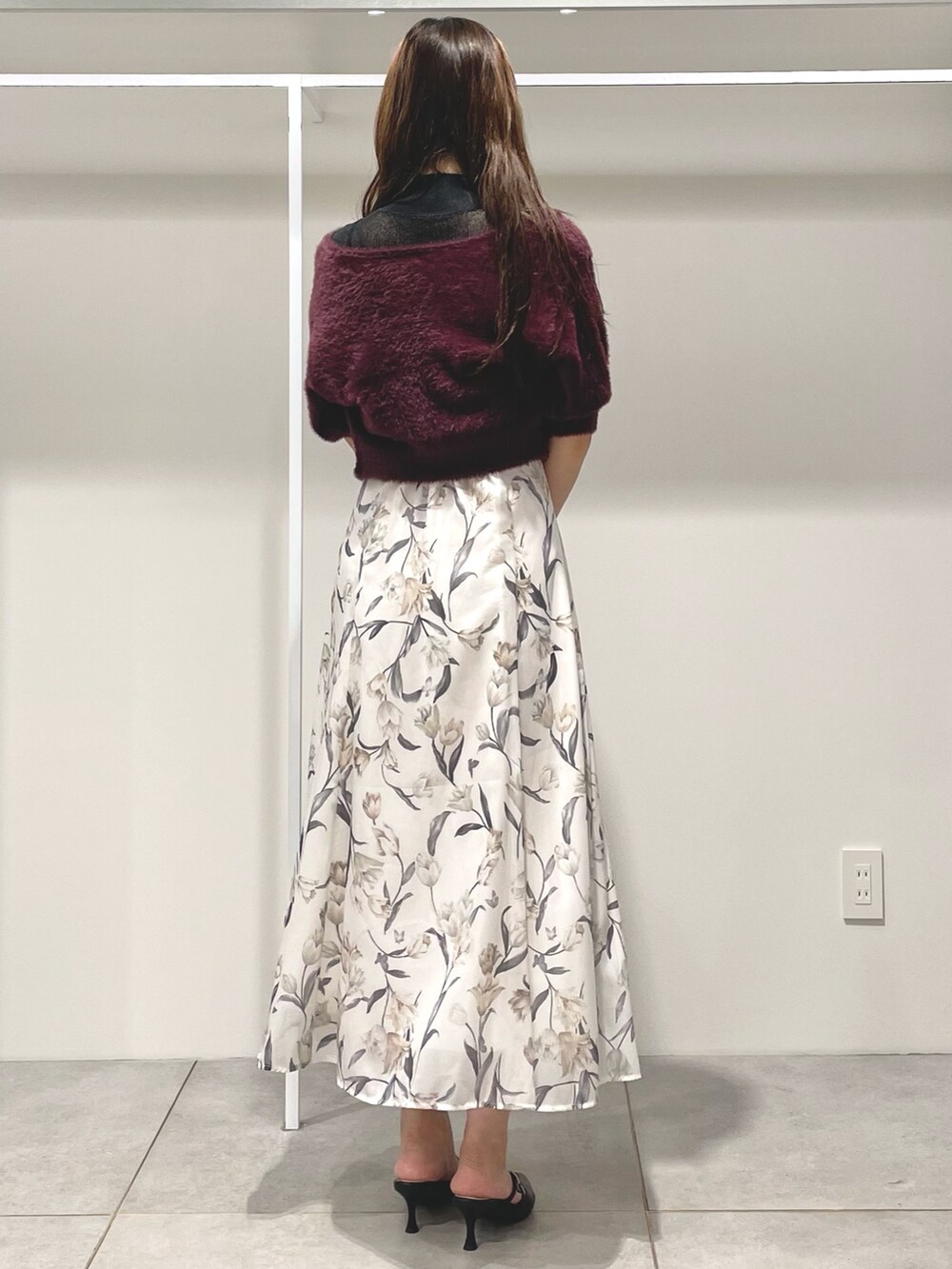 ブラウン系のカーディガン/ボレロ、ブラック系のショルダーバッグ、ブラック系のパンプスを着用したレディースの夏コーディネートの4枚目の写真