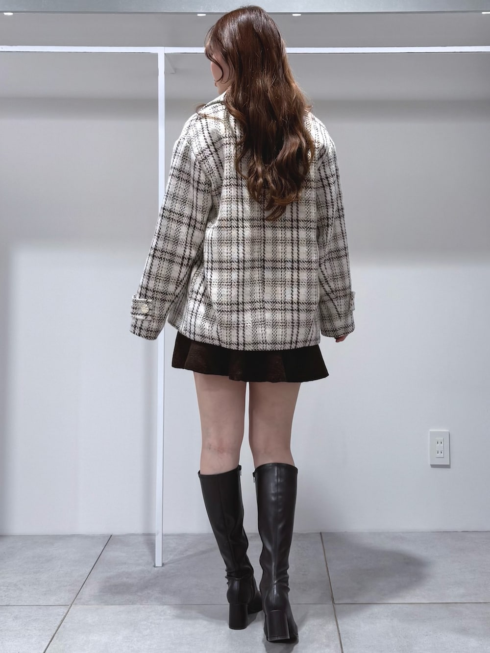 ブラウン系のワンピース、ブラウン系のブーツ、ホワイト系のその他アウターを着用したレディースの秋コーディネートの4枚目の写真