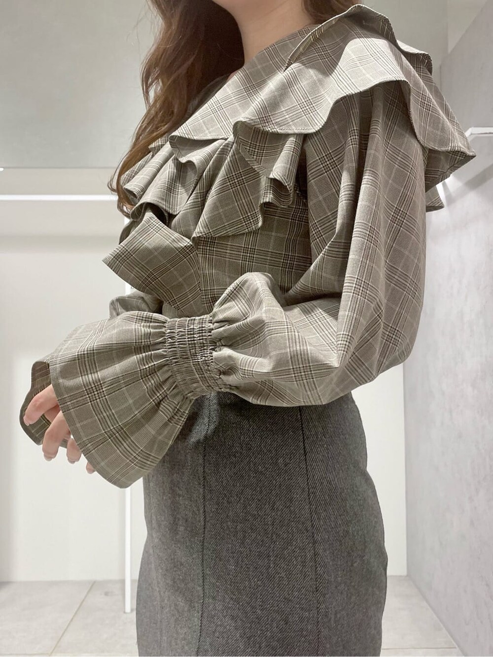 ブラック系のブーツ、その他のシャツ/ブラウス、その他のシャツ/ブラウスを着用したレディースの秋コーディネートの5枚目の写真