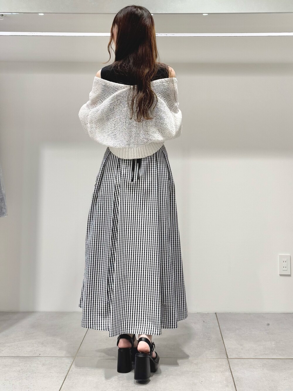 ブラック系のサンダル、その他のスカート、ブラック系のニット/セーターを着用したレディースの春コーディネートの5枚目の写真