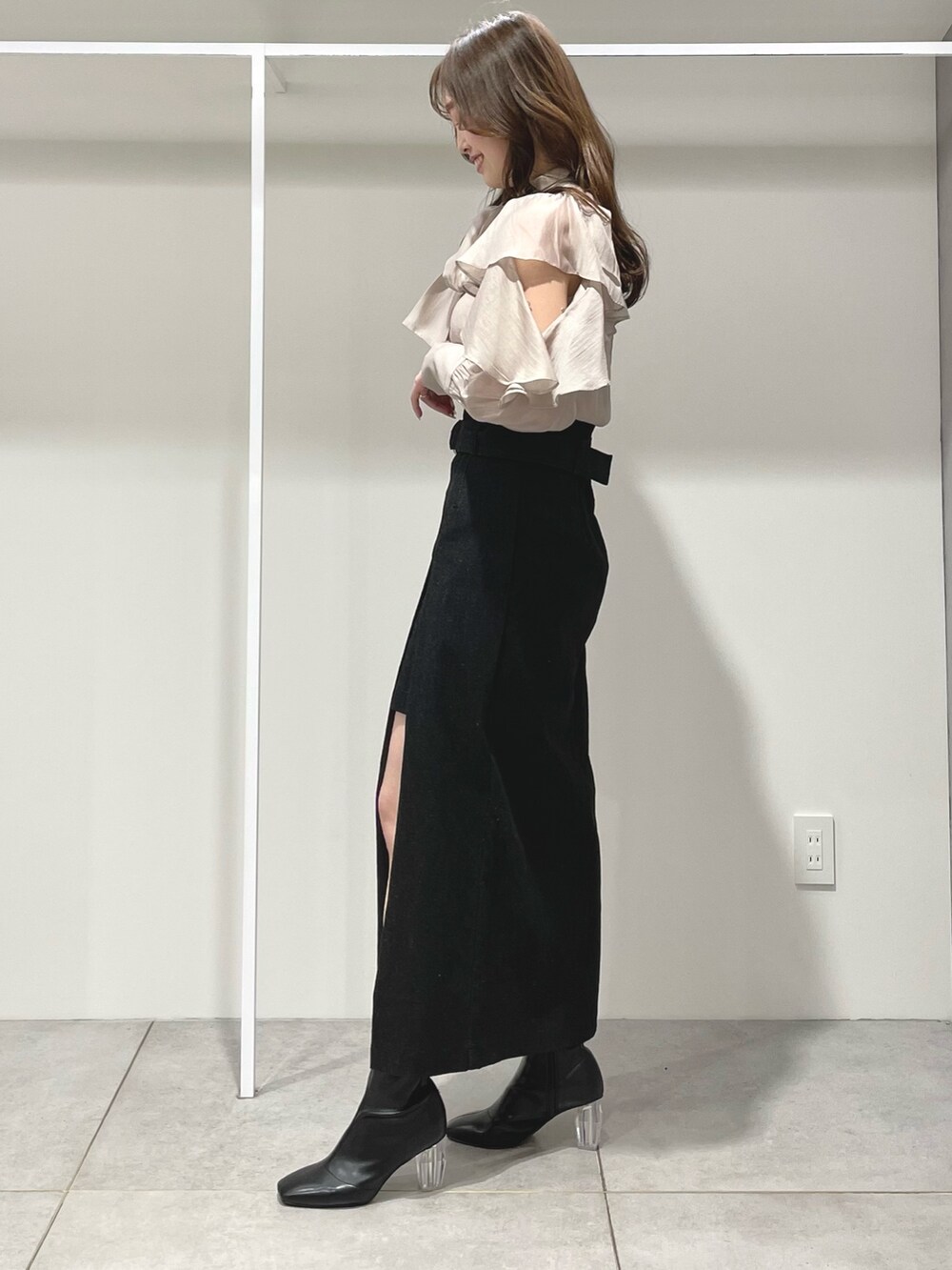 ベージュ系のシャツ/ブラウス、ブラック系のブーツ、ブラック系のスカートを着用したレディースの冬コーディネートの2枚目の写真