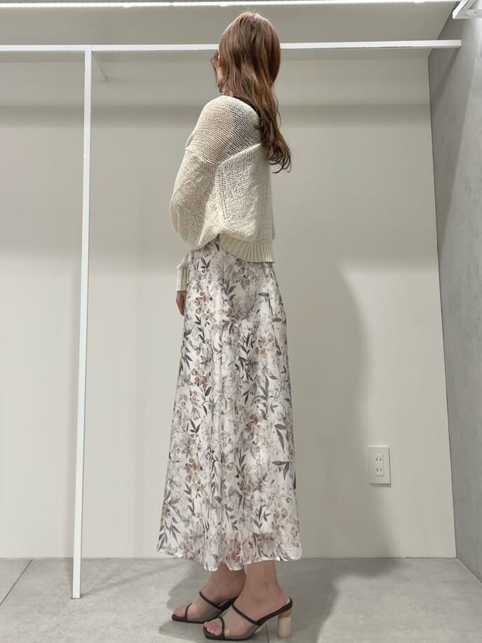 ホワイト系のカーディガン/ボレロ、ブラウン系のサンダル、ブラック系のワンピースを着用したレディースの夏コーディネートの2枚目の写真