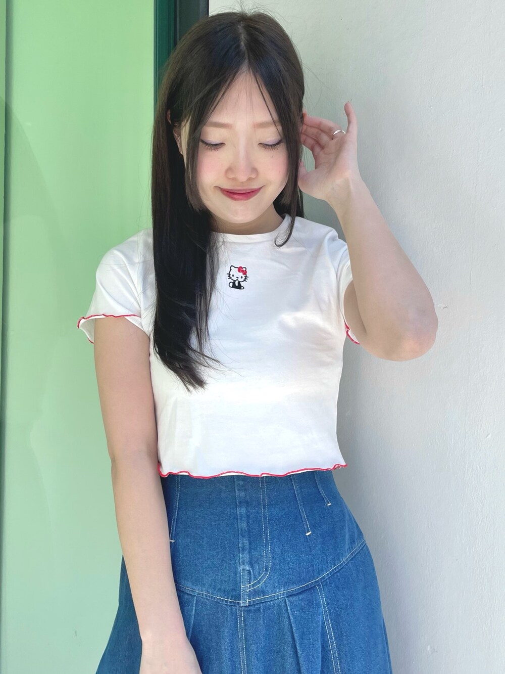 ブルー系のスカート、シルバー系のハンドバッグ、シルバー系のパンプスを着用したレディースの春コーディネートの6枚目の写真