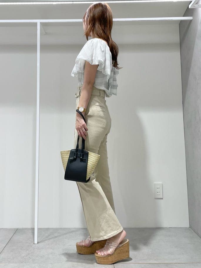 ホワイト系のキャミソール、その他のサンダル、ブラック系のトートバッグを着用したレディースの夏コーディネートの2枚目の写真