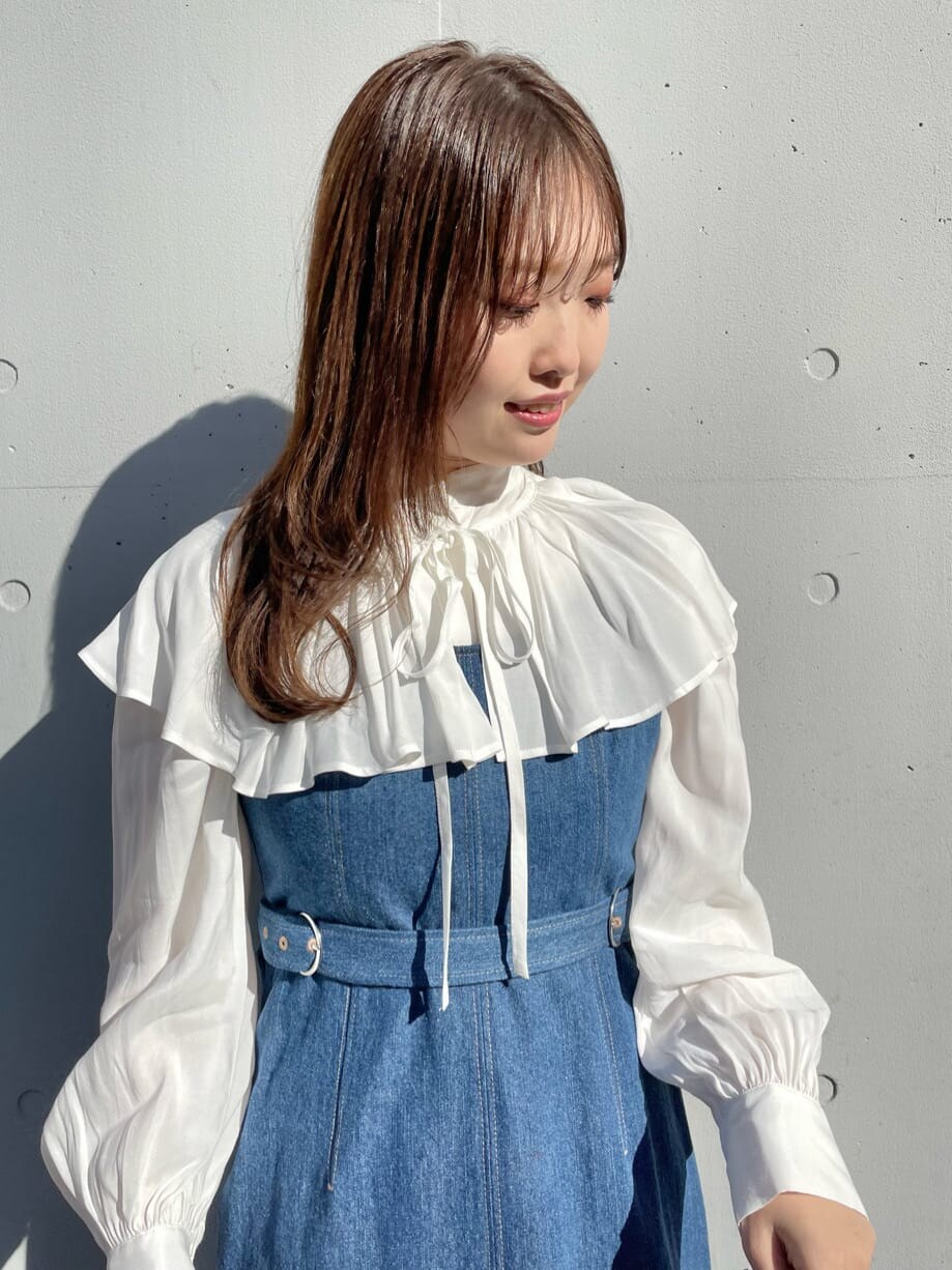 ホワイト系のシャツ/ブラウス、ブルー系のワンピース、ホワイト系のその他シューズを着用したレディースの冬コーディネートの5枚目の写真