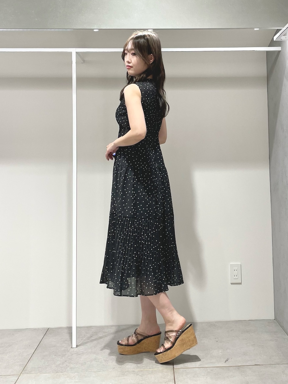 ブラック系のワンピース、ブラック系のサンダルを着用したレディースの夏コーディネートの2枚目の写真