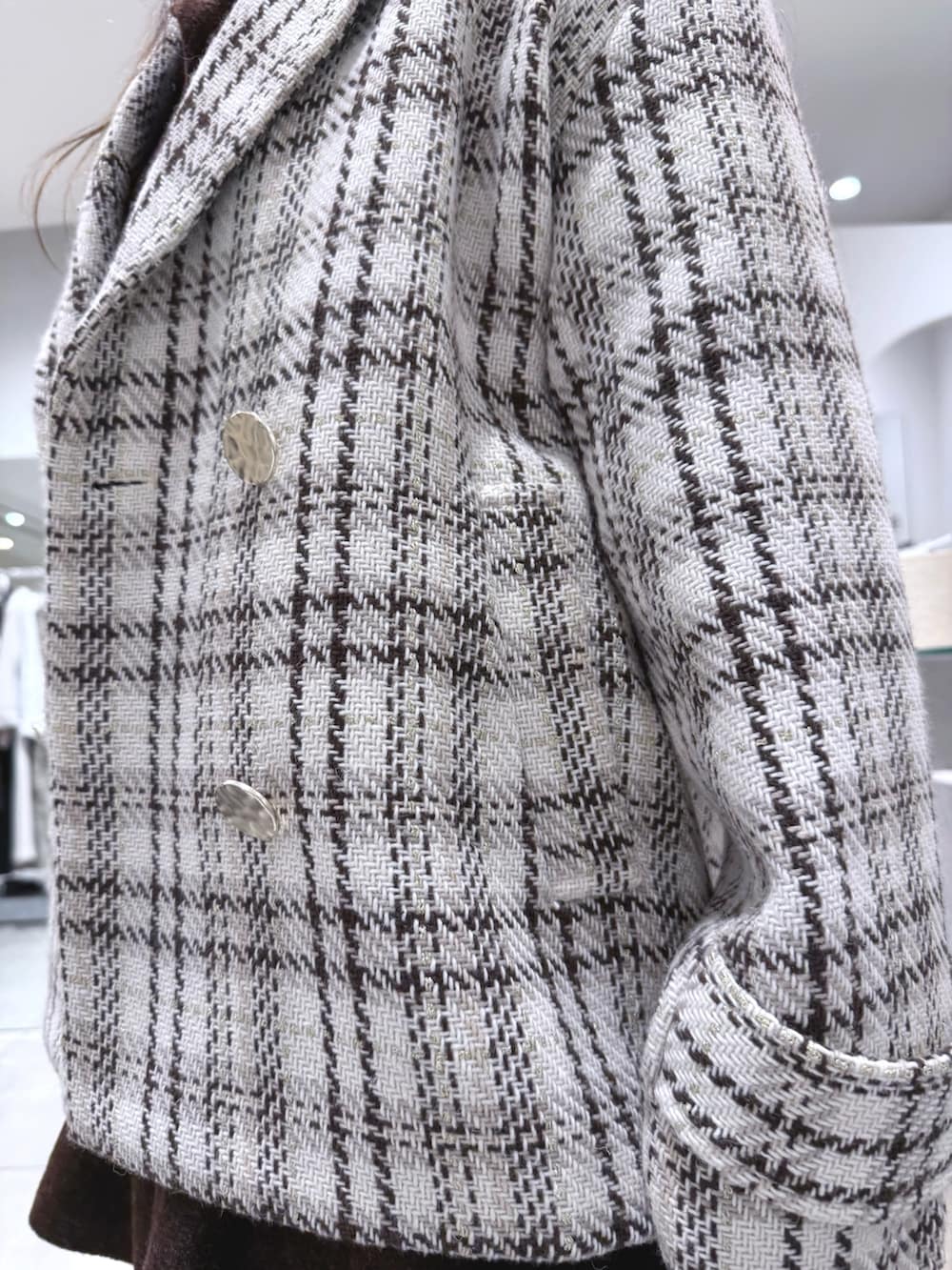 ブラウン系のワンピース、ブラウン系のブーツ、ホワイト系のその他アウターを着用したレディースの秋コーディネートの8枚目の写真