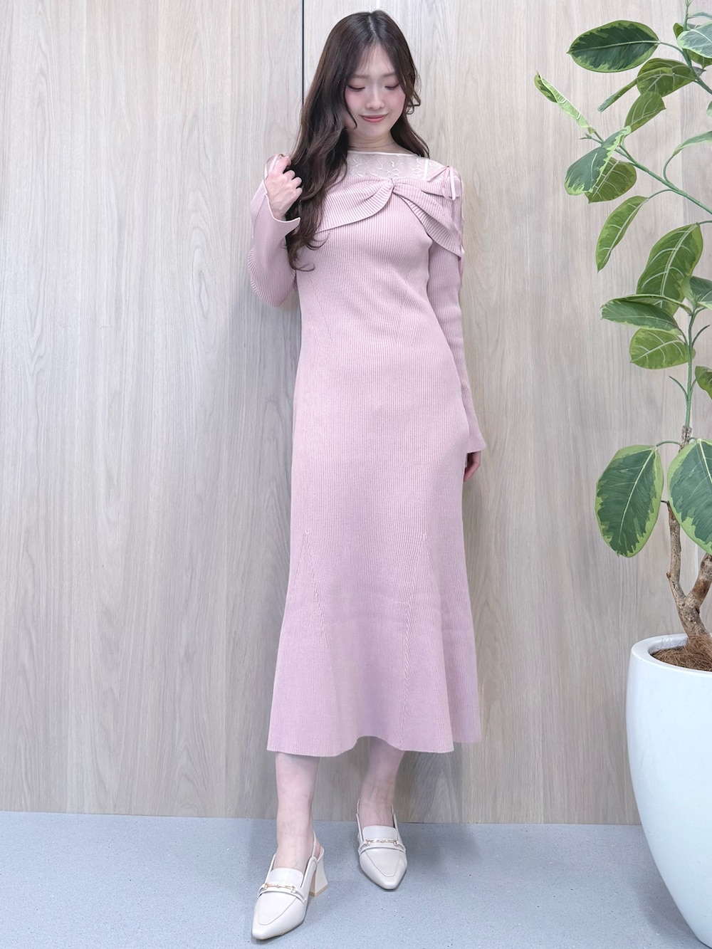 ホワイト系のトレンチコート、ピンク系のワンピース、ホワイト系のパンプスを着用したレディースの冬コーディネートの7枚目の写真