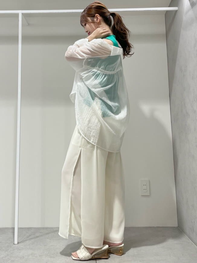 ホワイト系のシャツ/ブラウス、ホワイト系のその他パンツ、ホワイト系のサンダルを着用したレディースの夏コーディネートの2枚目の写真