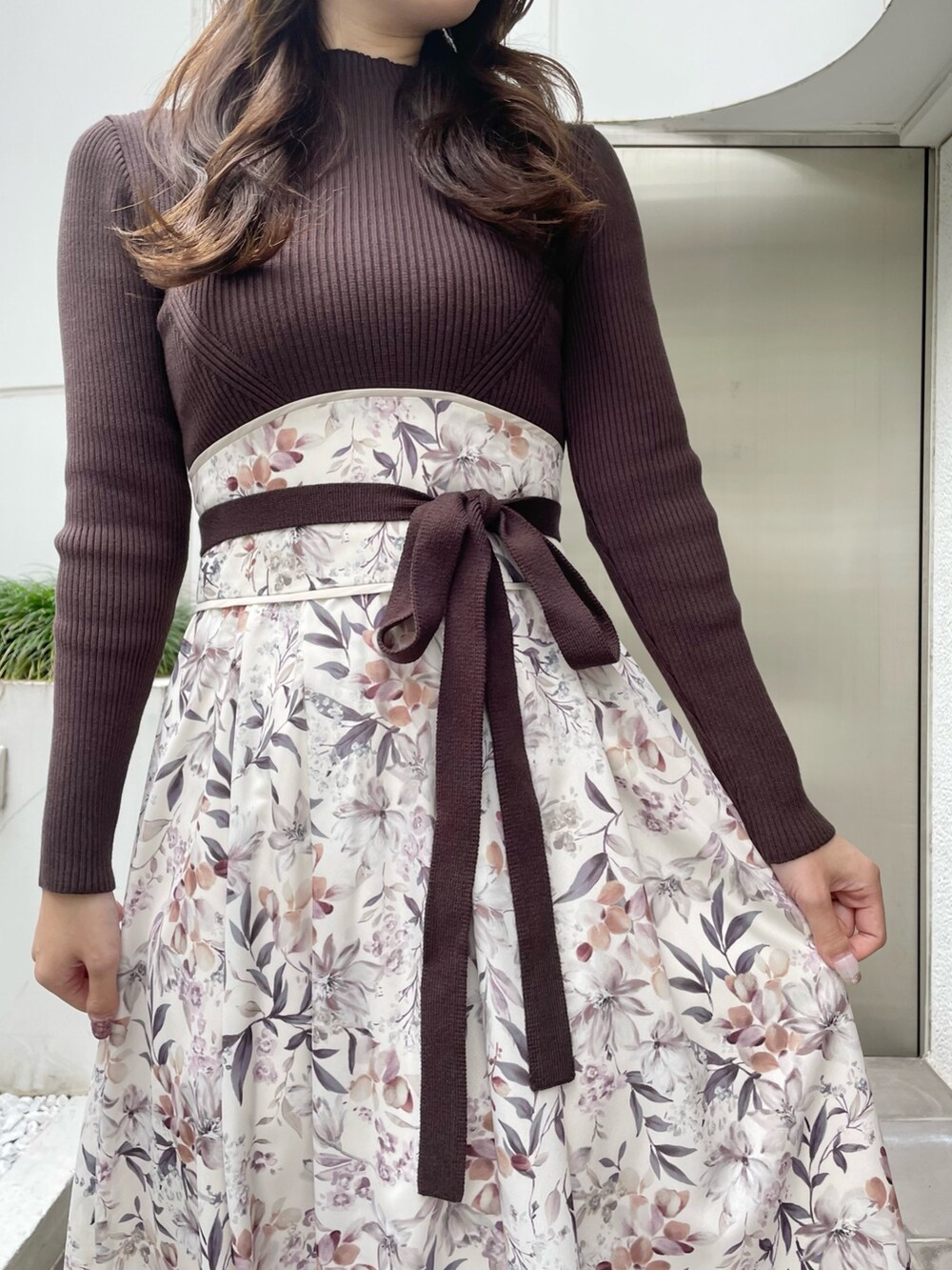 ブラウン系のワンピース、ブラウン系のブーツを着用したレディースの秋コーディネートの5枚目の写真