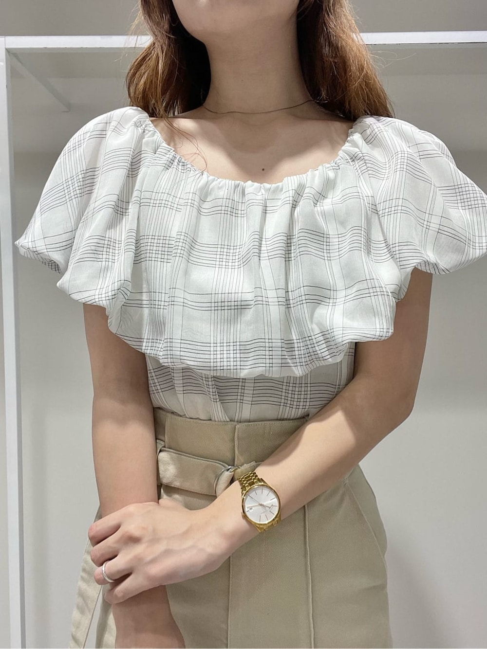 ホワイト系のキャミソール、その他のサンダル、ブラック系のトートバッグを着用したレディースの夏コーディネートの4枚目の写真