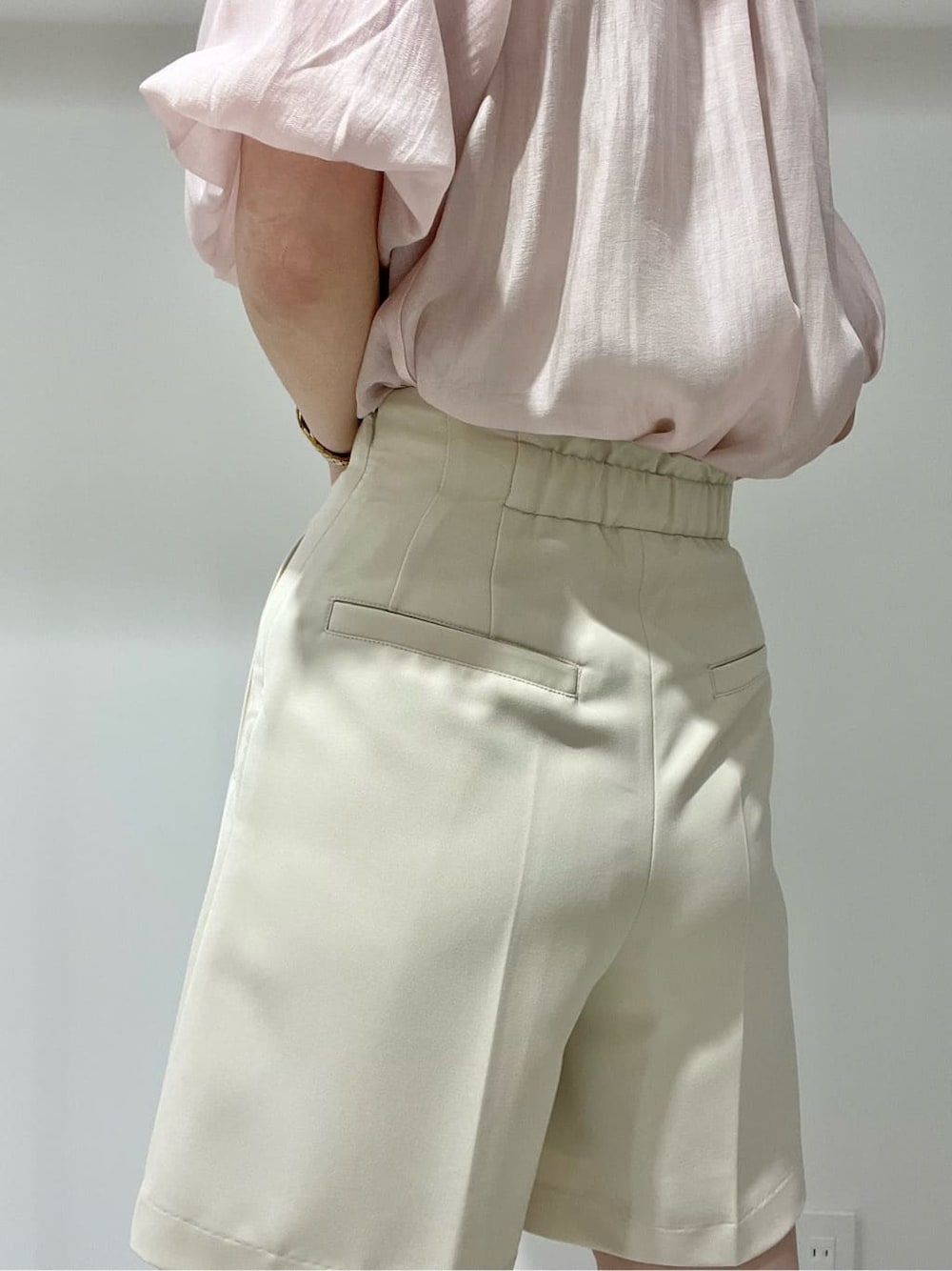 ピンク系のシャツ/ブラウス、ホワイト系のその他パンツ、ベージュ系のサンダルを着用したレディースの夏コーディネートの5枚目の写真