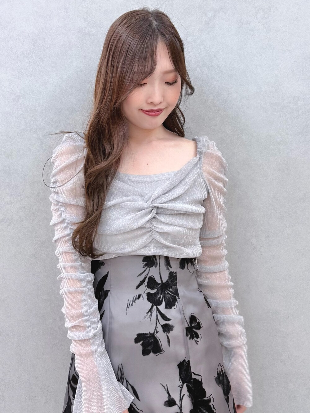 ブルー系のTシャツ/カットソー、ブラック系のスカート、ブラック系のブーツを着用したレディースの秋コーディネートの5枚目の写真