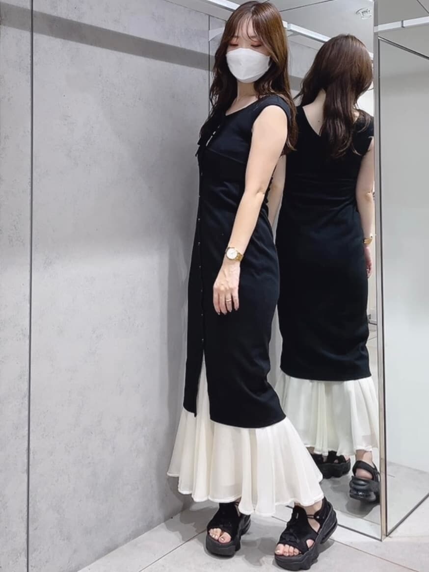 ブラック系のワンピース、ホワイト系のスカートを着用したレディースの夏コーディネートの2枚目の写真
