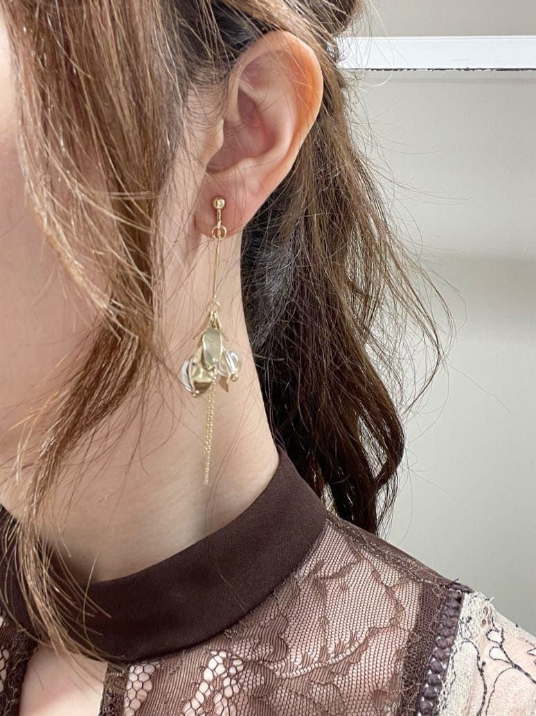 ブラック系のパンプス、ホワイト系のワンピース、ベージュ系のカーディガン/ボレロを着用したレディースの秋コーディネートの10枚目の写真