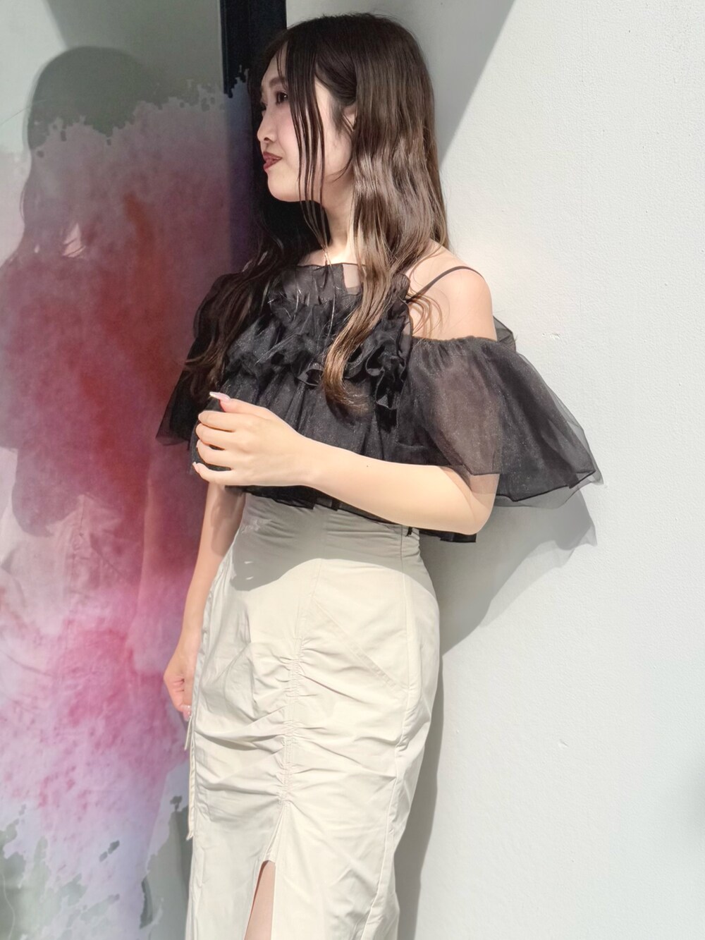 ホワイト系のスカート、ブラック系のシャツ/ブラウスを着用したレディースの夏コーディネートの6枚目の写真