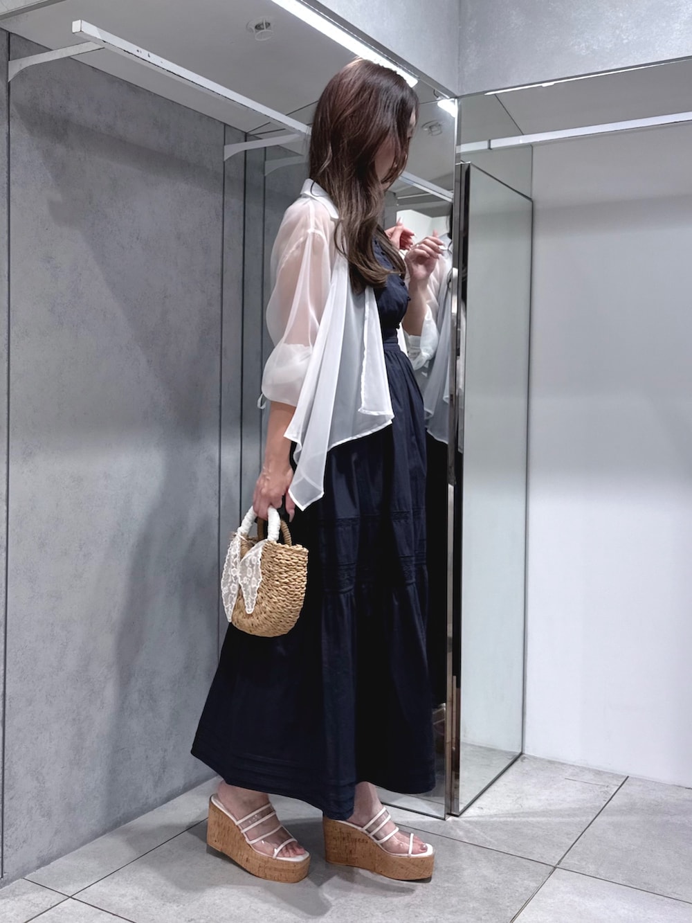 ホワイト系のシャツ/ブラウス、ブルー系のワンピース、その他のサンダルを着用したレディースの夏コーディネートの3枚目の写真