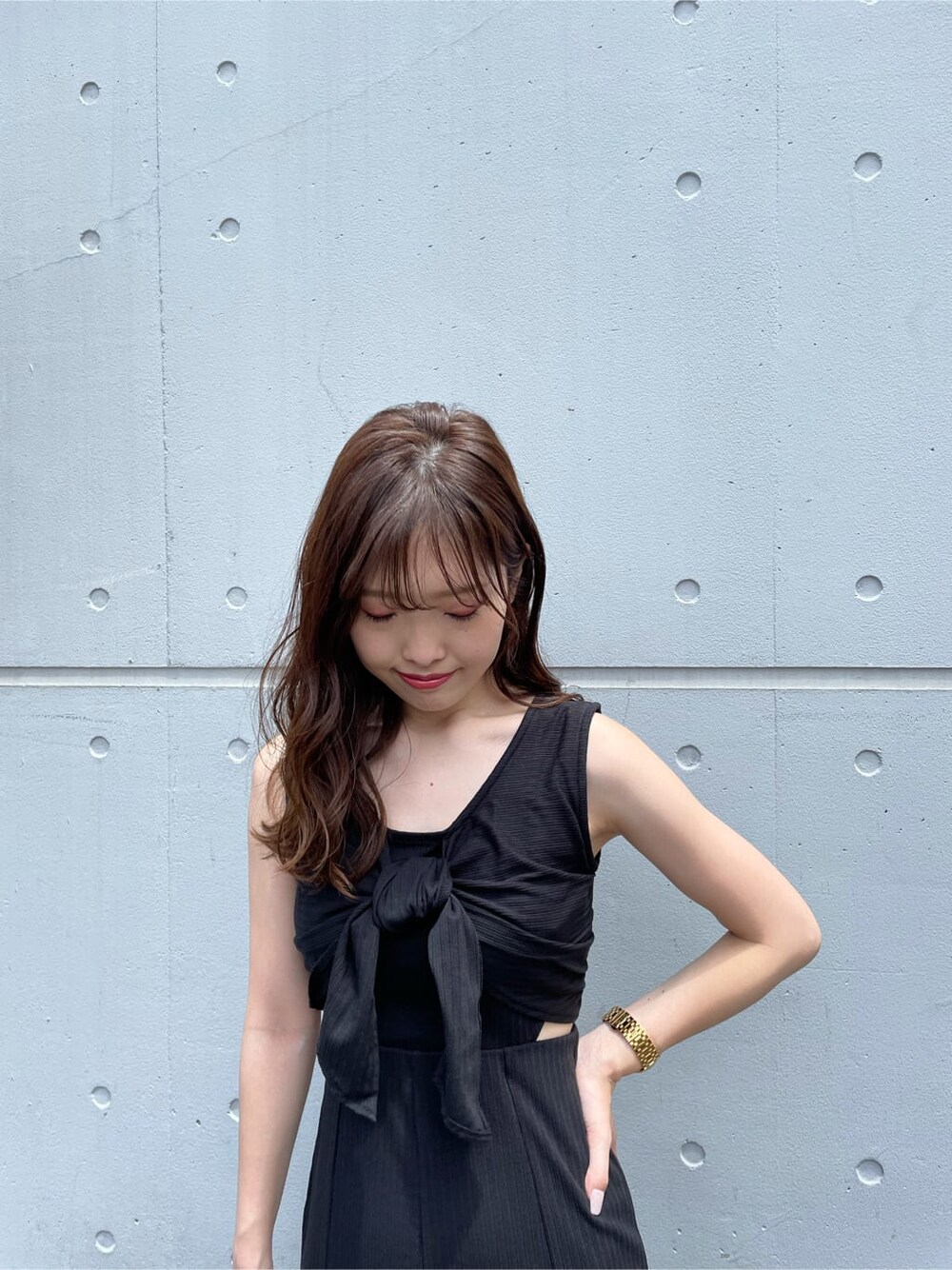 ブラック系のトートバッグ、ブラック系のサンダルを着用したレディースの夏コーディネートの2枚目の写真